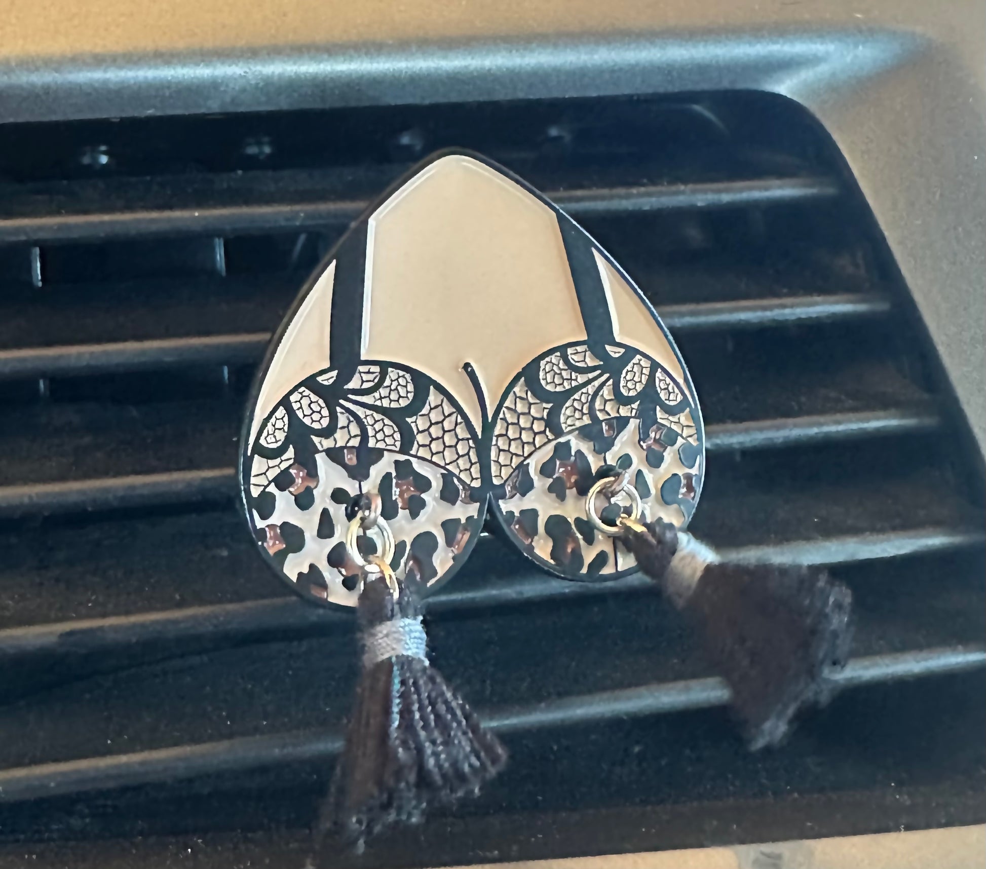 💫Luminous aroma diffuser car pendant